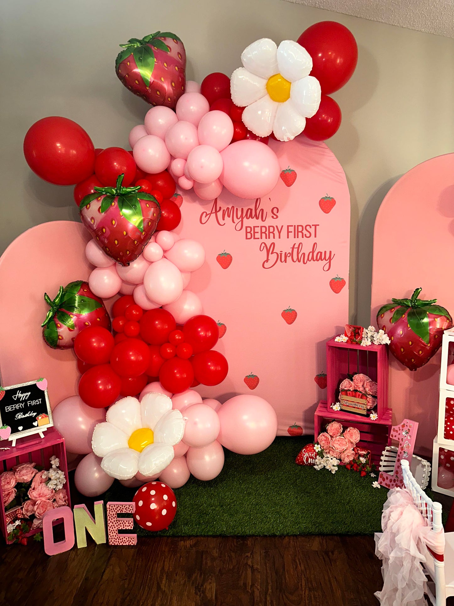 Strawberry Arch Wall Covers (Material: Polyester)